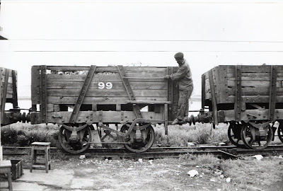 El frenado de los trenes en las duras pendientes de la línea se aseguraba mediante galgueros que, saltando de vagón en vagón, apretaban los frenos de galga. Fotografía de Reimar Holzinger